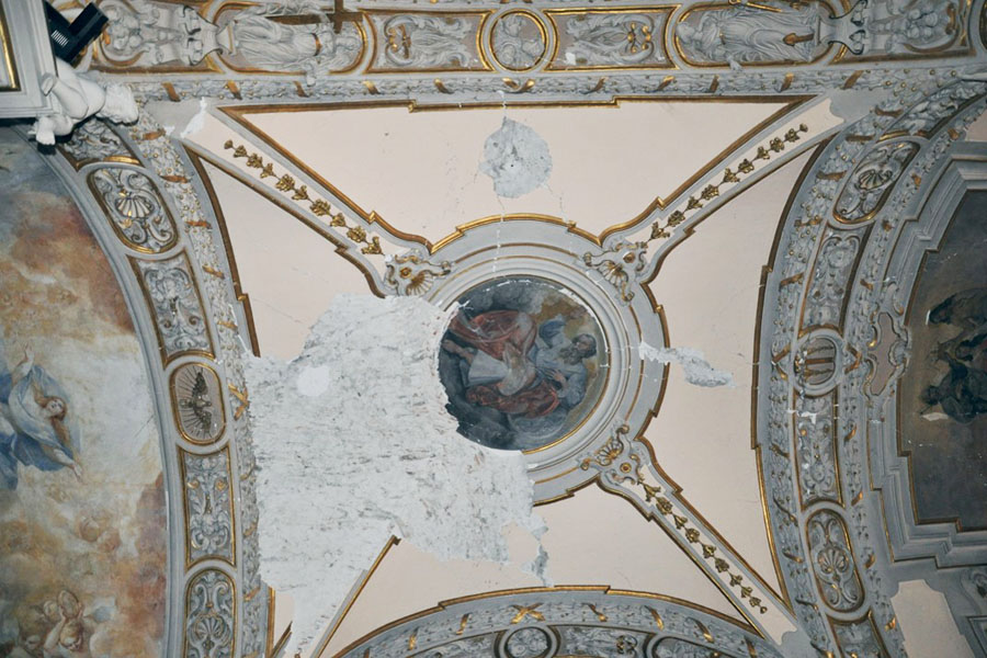 Santa Maria della Croce a Roio danneggiata